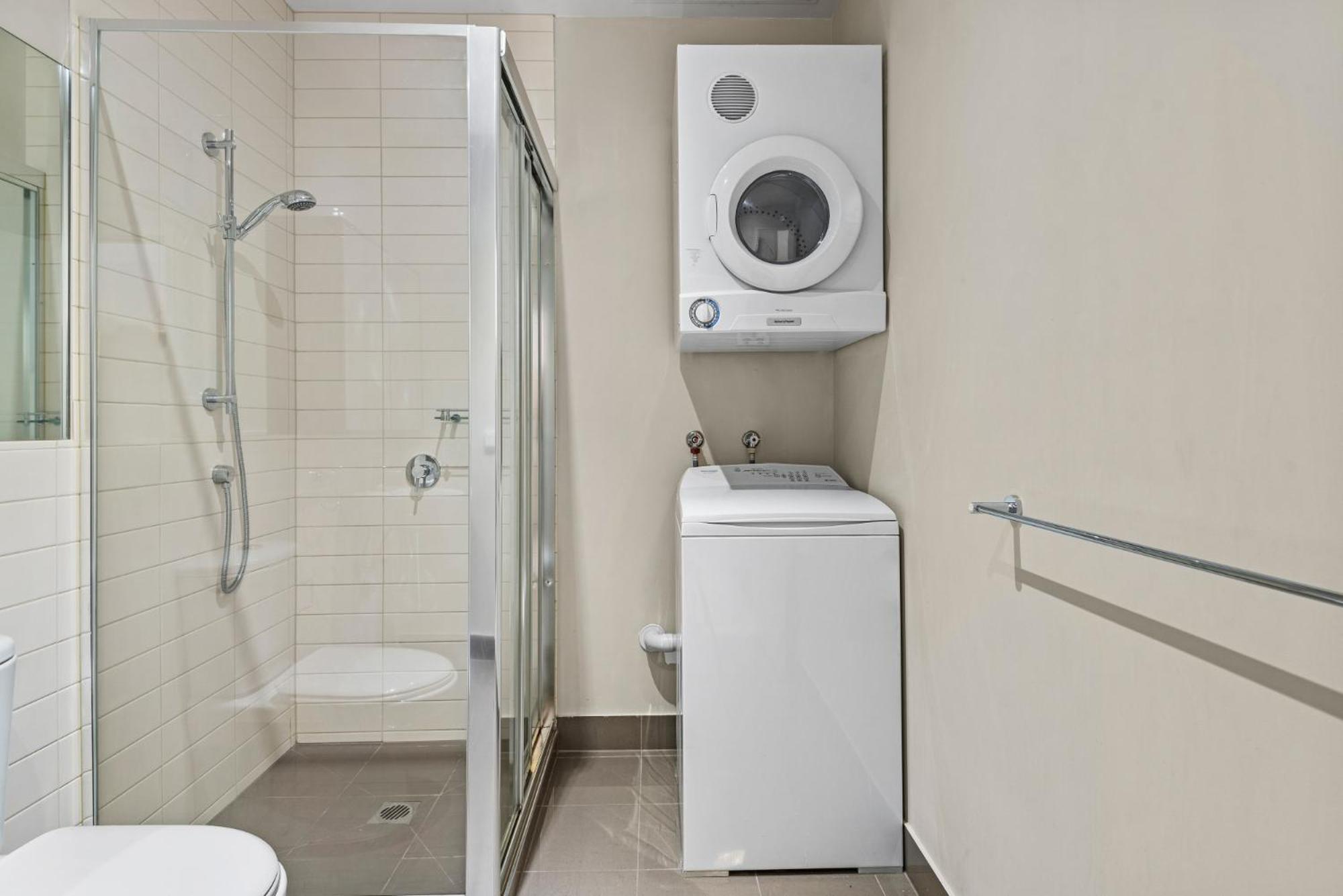Chic Inner Convenience, With Secure Parking Apartment *