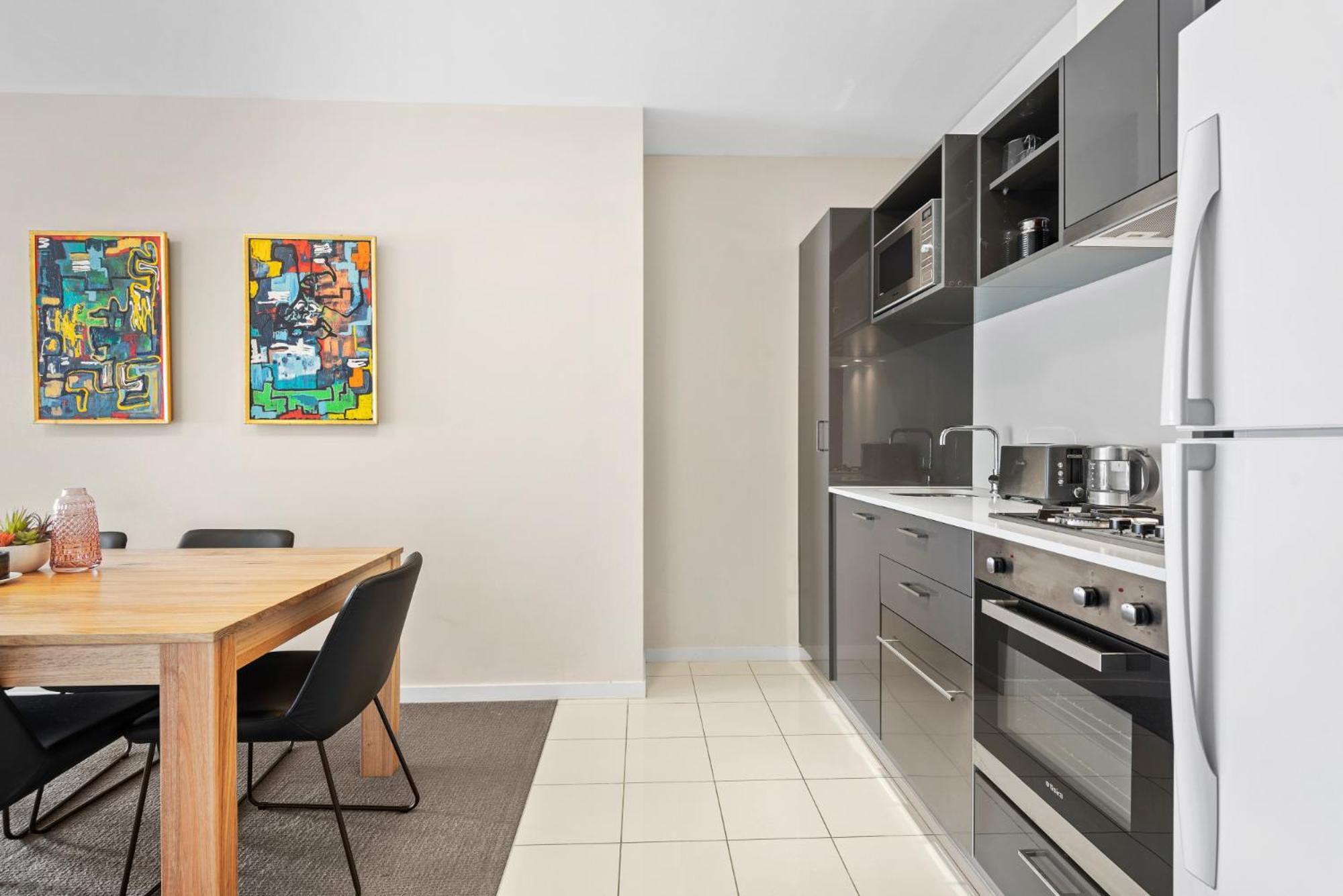 Chic Inner Convenience, With Secure Parking *