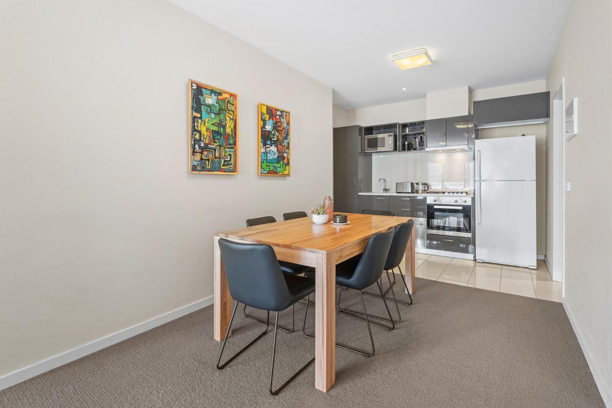Chic Inner Convenience, With Secure Parking Apartment