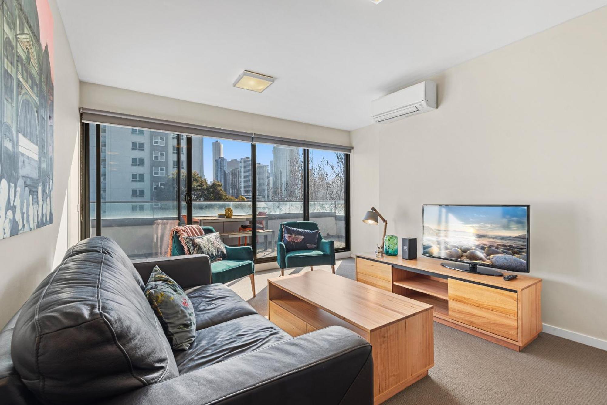 Chic Inner Convenience, With Secure Parking Apartment *